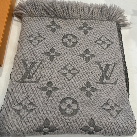 Authentic Louis Logomania wool scarf with box - Picture 4 of 11